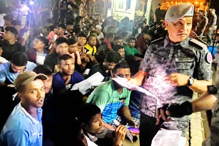 ইমিগ্রেশন অভিযানে আটক