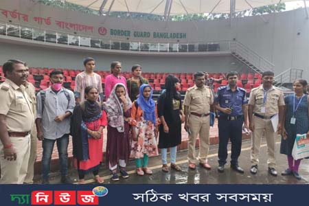 বাংলাদেশিকে বেনাপোলে হস্তান্তর