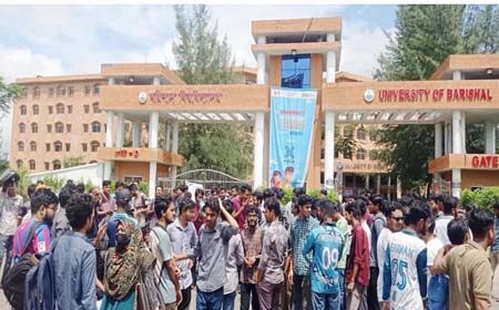 শিক্ষার্থীদের মহাসড়ক অবরোধ
