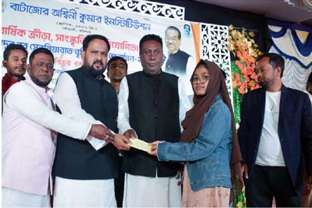গৌরনদীতে শিক্ষার্থীদের বৃত্তি প্রদান