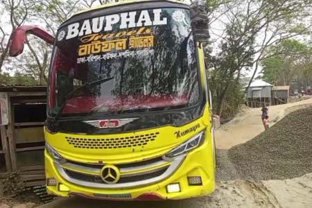 বাসের ধাক্কায় প্রাণ