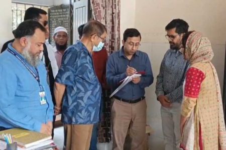 স্বাস্থ্যমন্ত্রীর হঠাৎ স্বাস্থ্য কমপ্লেক্স পরিদর্শন, অর্ধেক চিকিৎসকই অনুপস্থিত