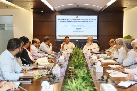 ঈদে ঘরমুখো মানুষের ইদযাত্রাকে নিরাপদ ও নির্বিঘ্ন করতে নির্দেশ : মাননীয় প্রতিমন্ত্রী মোঃ রাজিব আহসান