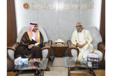 প্রবাসী কল্যাণ ও বৈদেশিক কর্মসংস্থান মন্ত্রীর সাথে সৌদি রাষ্ট্রদূতের সাক্ষাৎ