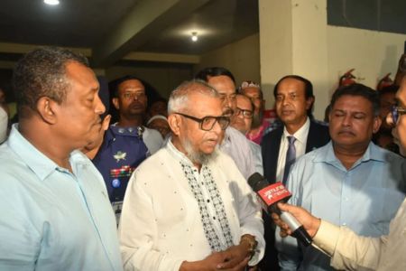অবৈধ পথে বিদেশযাত্রা এবং সংশ্লিষ্ট দালালদের ফাঁদ প্রতিরোধে কঠোর পদক্ষেপের নির্দেশ প্রবাসী কল্যাণ মন্ত্রীর