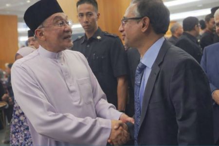 মালয়েশিয়ার প্রধানমন্ত্রীর সঙ্গে বাংলাদেশের হাইকমিশনারের সৌজন্য সাক্ষাৎ