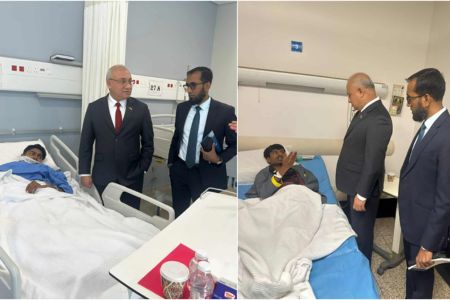 কুয়েতে ড্রোন হামলায় আহত ৪ বাংলাদেশিকে দেখতে হাসপাতালে গেলেন রাষ্ট্রদূত