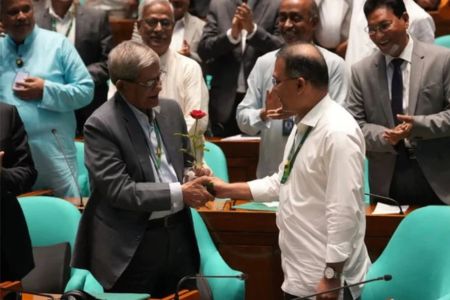 লাল গোলাপে নতুন রাষ্ট্রপতিকে শুভেচ্ছা জানালেন প্রধানমন্ত্রী