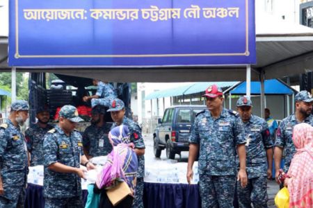 বন্যাদুর্গত ও পানিবন্দি মানুষের পাশে বাংলাদেশ নৌবাহিনী