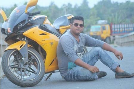 ফেসবুকে আমাকে নিয়ে যত লেখালেখি করছিস সেটুকু যদি আমায় দিতিস -আত্মহত্যার আগে যুবক