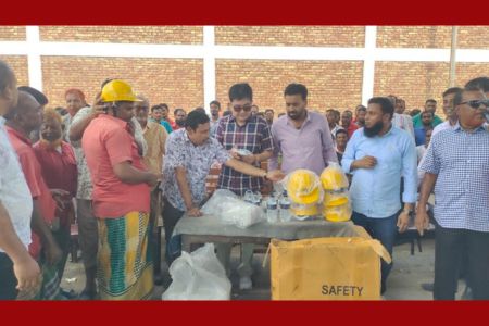 বেনাপোল বন্দরে আধুনিক ইকুইপমেন্ট যুক্ত: শ্রমিকদের মজুরি বৃদ্ধি ও নিরাপত্তা সরঞ্জাম বিতরণ