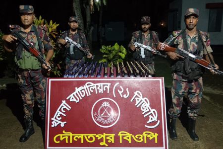 বেনাপোল দৌলতপুর সিমান্ত থেকে ১৬৯ বোতল ভারতীয় নেশা জাতীয় সিরাপ উদ্ধার