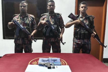 বেনাপোল সীমান্ত এলাকায় বিজিবি অভিযানে বিদেশি পিস্তল ম্যাগজিন ও গুলি উদ্ধার 