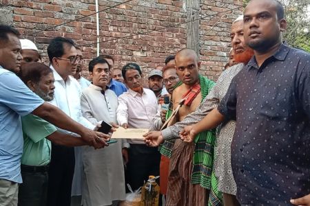 বেনাপোল স্থলবন্দরে ক্রেন দুর্ঘটনা: নিহতের পরিবার ও আহতকে সহায়তা দিলেন বিএনপি নেতা আবু তাহের ভারত