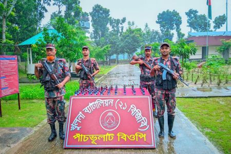 বিজিবি অভিযানে ৪৯ বোতল ভারতীয় নেশা জাতীয় সিরাপ উদ্ধার