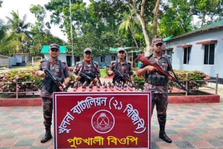 বেনাপোল পুটখালী সিমান্ত এলাকায় বিজিবি অভিযানে ৫০ বোতল ভারতীয় উইনিক্স সিরাপ উদ্ধার