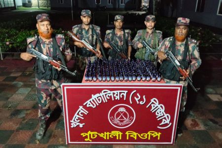 বেনাপোল পুটখালী সিমান্ত এলাকায় বিজিবি অভিযানে ১৫০ বোতল ভারতীয় নেশা জাতীয় সিরাপ আটক 