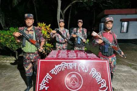 বেনাপোল দৌলতপুর সিমান্ত থেকে ৭৪ পিস পন্ডস ফেইস ওয়াশ আটক
