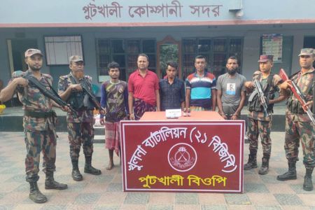 বেনাপোল সীমান্তে ২১ বিজিবির পৃথক অভিযানে মাদকসহ আটক ৫