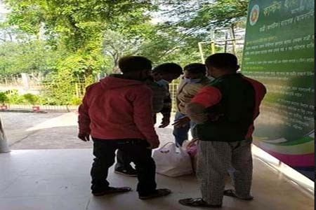 বেনাপোল চেকপোস্ট কাস্টমসের তল্লাশি কেন্দ্রে পাসপোর্ট যাত্রীর কাছ থেকে ঘুষ নেওয়ার অভিযোগ।