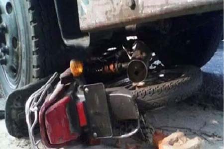 মোটরসাইকেল ও ট্রাকের মুখোমুখি সংঘর্ষে