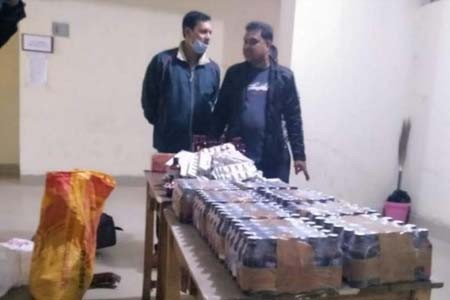 বেনাপোলে পণ্য বোঝাই ট্রাক থেকে ফেন্সিডিল ও ওষুধ জব্দ, ট্রাক আটক