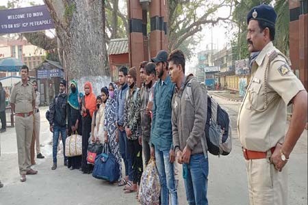 ভারতে পাচার হওয়া ১২ নারী, শিশু ও কিশোরকে বেনাপোলে হস্তান্তর