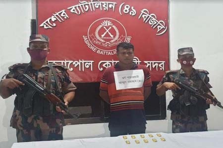 বেনাপোল সীমান্ত থেকে ১০ পিচ স্বর্ণসহ আটক ১