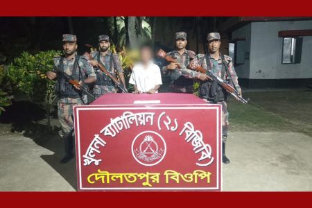 বেনাপোল দৌলতপুর সিমান্ত এলাকায় বিজিবি অভিযানে মাদকদ্রব্যসহ আটক-১