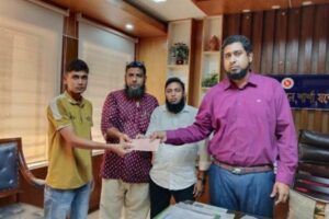 বেনাপোল বন্দরের নিহত শ্রমিকের পরিবারকে ২০ হাজার ও আহত শ্রমিককে ১০ হাজার টাকা সহায়তা
