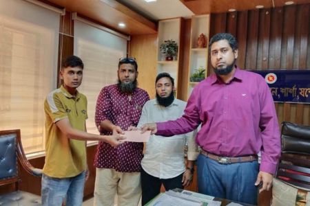 বেনাপোল বন্দরের নিহত শ্রমিকের পরিবারকে ২০ হাজার ও আহত শ্রমিককে ১০ হাজার টাকা সহায়তা
