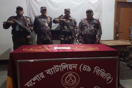 বেনাপোল সিমান্ত থেকে ৯ পিচ স্বর্ণেরবার উদ্ধার 