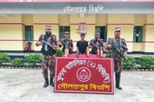 বেনাপোল দৌলতপুর সিমান্ত এলাকায় বিজিবি অভিযানে ভারতীয় মদসহ আটক -১