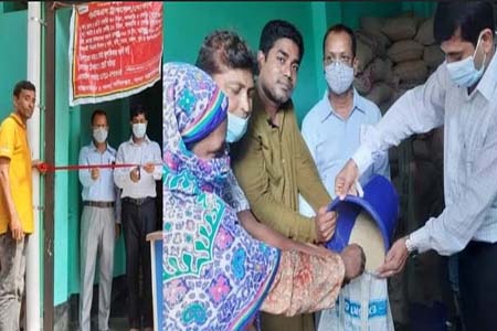 বেনাপোলে ওএমএস এর দোকানের মাধ্যমে ৩০ টাকা দরে চাল বিক্রি শুরু