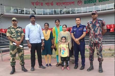 ভারতে পাচারের শিকার নারী ও শিশু ৪ বছর পর  বেনাপোলে হস্তান্তর 
