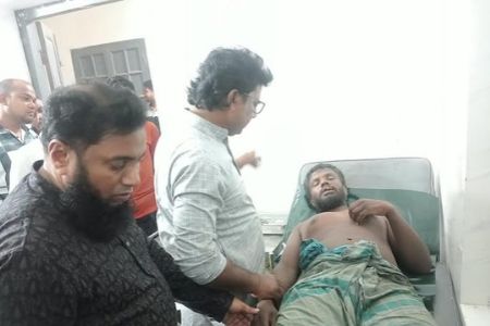 বেনাপোল বন্দরে তুলার বেল পড়ে শ্রমিক আহত, নিজস্ব গাড়িতে হাসপাতালে নিলেন নেতারা