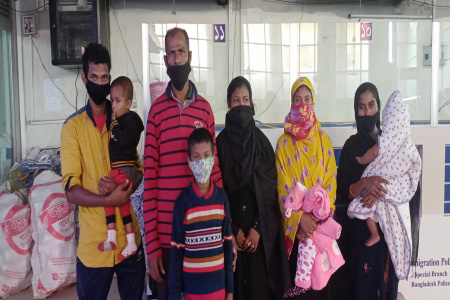 ৮ নারী,শিশুকে বেনাপোলে হস্তান্তর