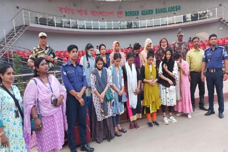 বাংলাদেশি নারী বেনাপোলে হস্তান্তর 