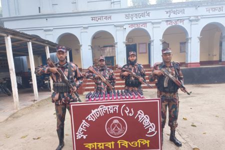 যশোরের শার্শার কায়বা সিমান্ত এলাকায় বিজিবি অভিযানে ১২৩ বোতল ভারতীয় ESKUF সিরাপ উদ্ধার