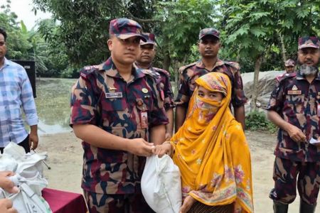 মহেশপুরে দুস্থ অসহায় মানুষের মাঝে বিজিবির ত্রাণ বিতরণ