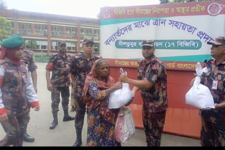 ১৭বিজিবির উদ্যোগে বন্যাদুর্গতদের মাঝে ত্রাণ সহায়তা বিতরণ