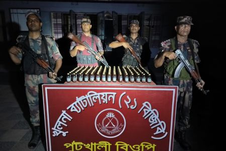 বেনাপোল পুটখালী সিমান্ত এলাকায় বিজিবি অভিযানে ভারতীয় ১৩৩ বোতল উইনিক্স সিরাপ উদ্ধার