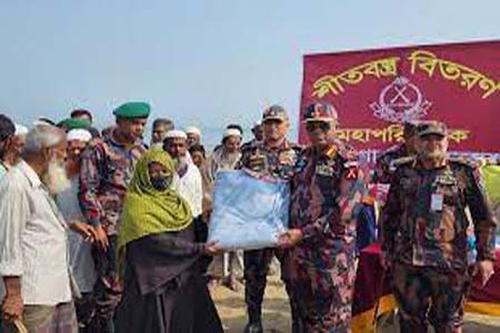 বিজিবি মহাপরিচালকের মায়ানমার সীমান্ত পরিদর্শন ও শীতার্তদের মাঝে শীতবস্ত্র বিতরণ