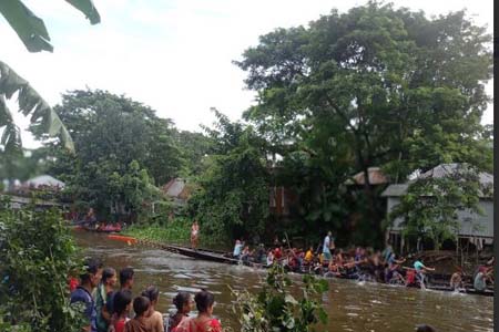 ডাসারে লক্ষ্মীপূজা উপলক্ষে  নৌকা বাইচে দর্শনার্থীদের ভীড়