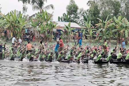 পূজা উপলক্ষে নৌকা বাইচ