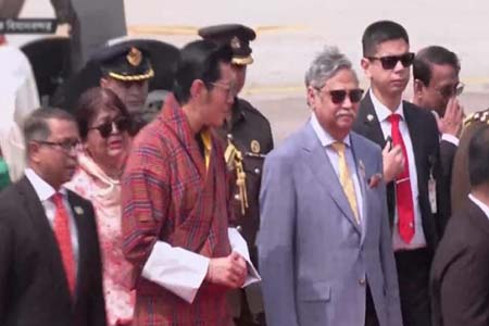 ভুটানের রাজাকে ফুলেল শুভেচ্ছা জানিয়ে বরণ করলেন রাষ্ট্রপতি