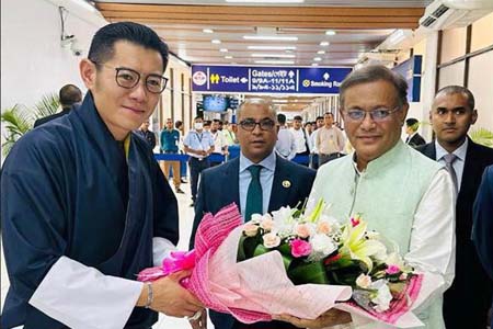 ভুটানের রাজাকে বিমানবন্দরে তথ্যমন্ত্রীর অভ্যর্থনা