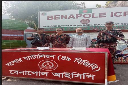 ডলার ও সৌদি রিয়াল সহ আটক করেছে বিজিবি