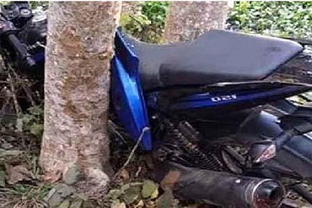 নাটোরের লালপুরে সড়ক দুর্ঘটনায় ধানের ক্ষেতে ৩ জনের মরদেহ ও পাশে দুমড়ে মুচড়ে বাইক উদ্ধার।