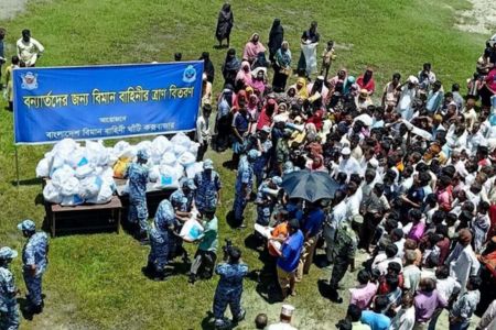 বন্যাদুর্গতদের পাশে বিমানবাহিনী মহিলা কল্যাণ সমিতি